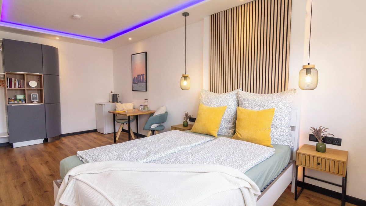 Lind Bed & Breakfast | Shiny Singapore | Guest room in a homestay nearby Airport, DLR, ESA & trade fair