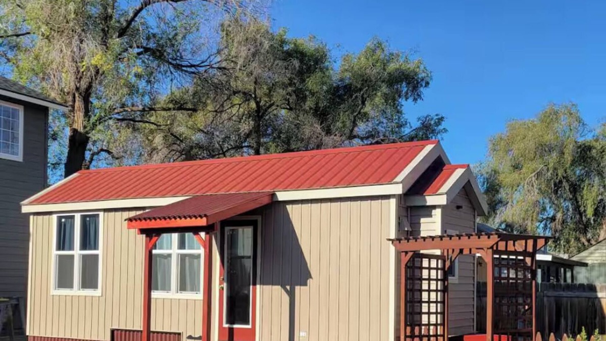 Redmond House | ShinyTiny Home in the Heart of Redmond with Stunning Backyard- Pet Friendly!