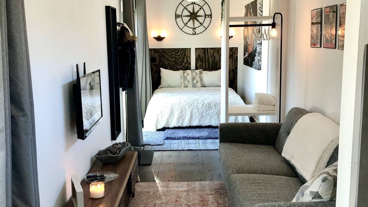 Elmo Cabin | Shipping Container Home with Waterfront View ✨ 45 min from Dallas