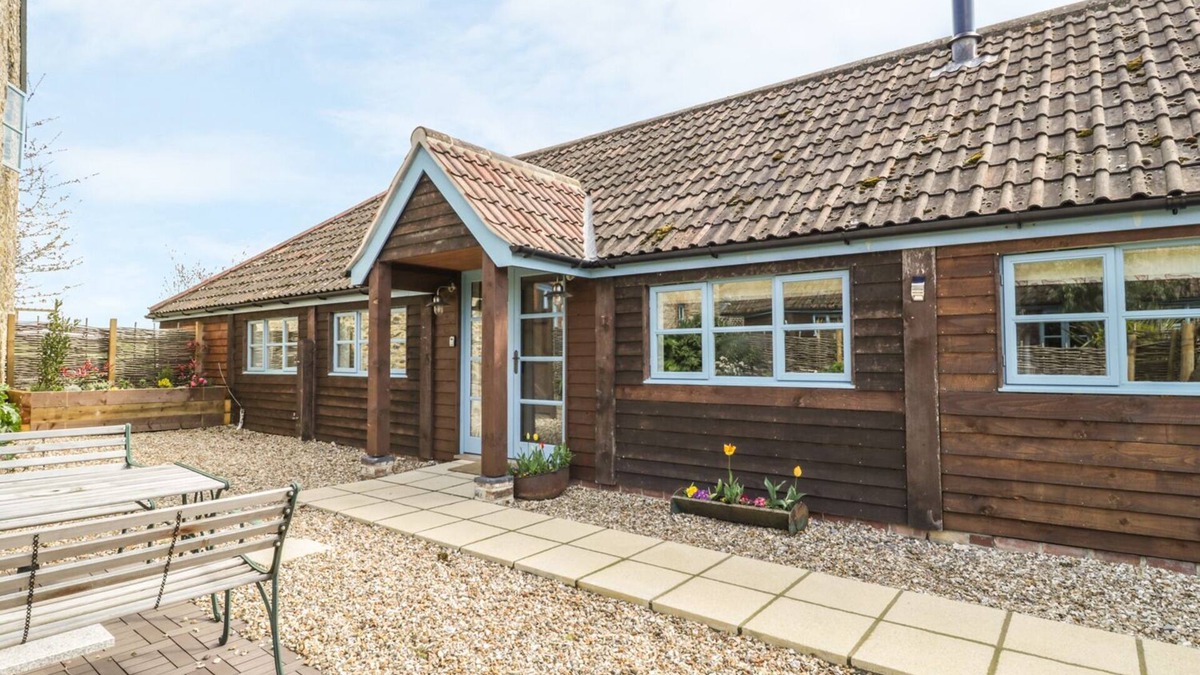 Yeovil House | SHIPPON BARN, pet friendly, with a garden in Yeovil, Somerset