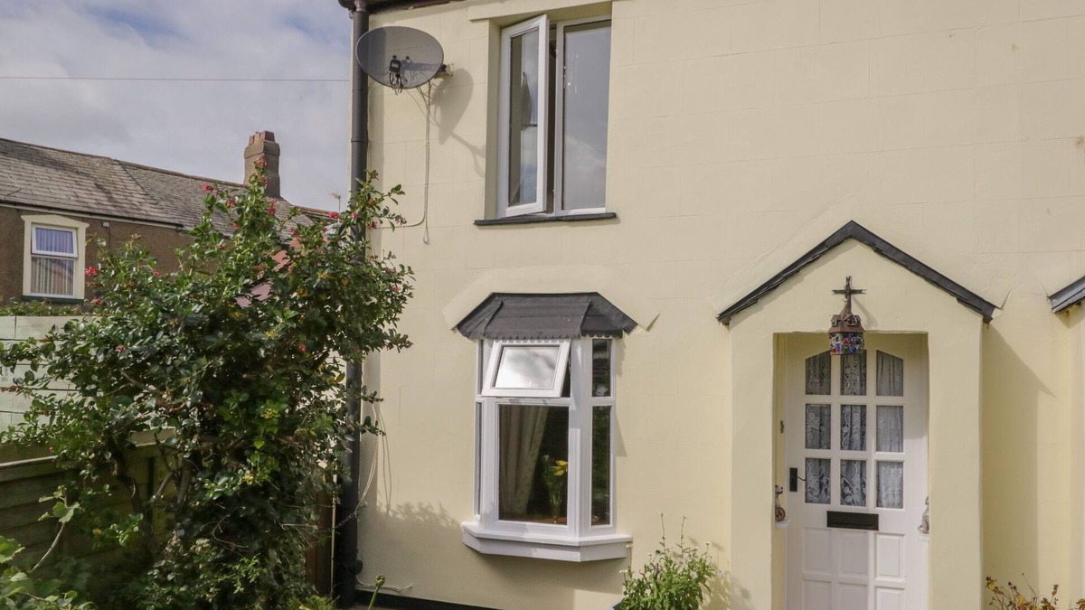 Haverigg Cottage | SHIPWRECK COTTAGE, pet friendly, country holiday cottage in Haverigg