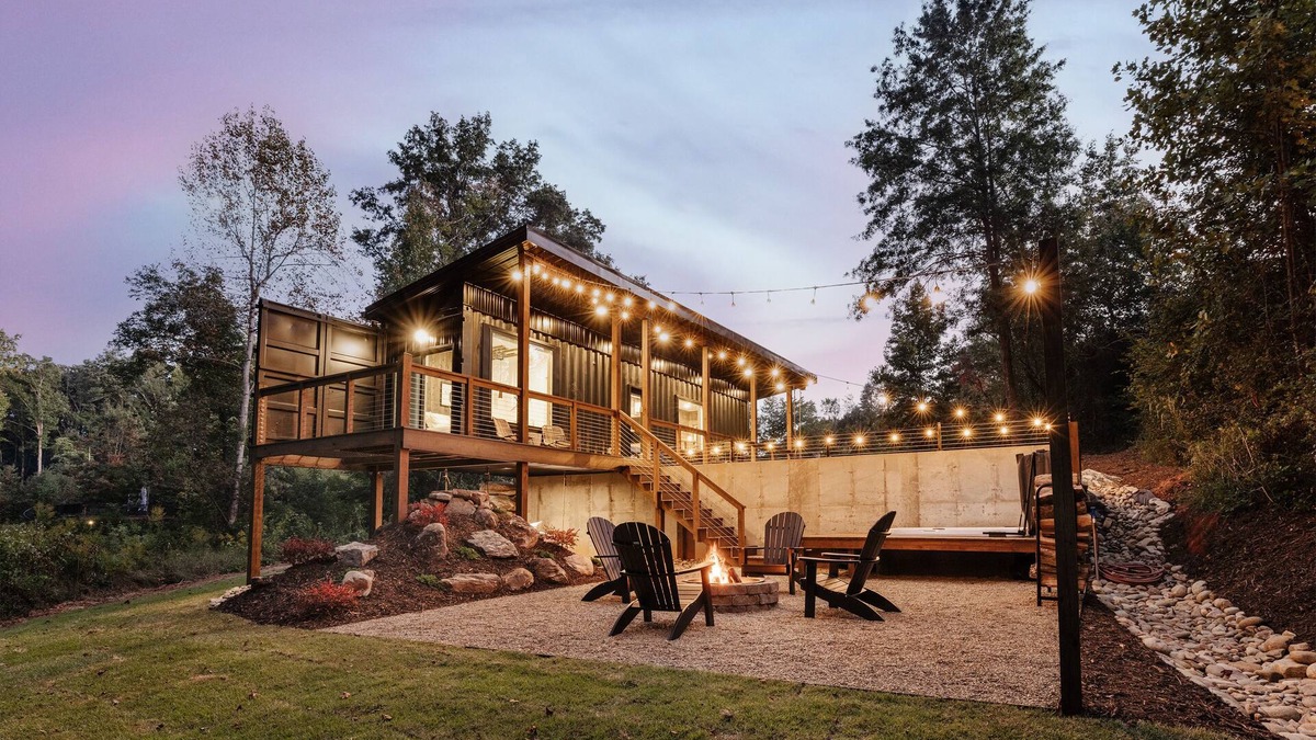 Columbus House | Shipyard 2.0 | HOT TUB, Waterfall, Fire Pit + Hammock!
