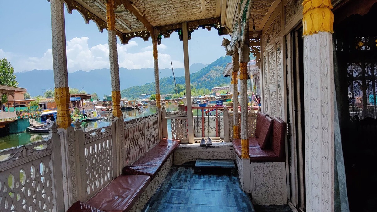 Dal Lake Boat Rental | Shiraz Deluxe Houseboat