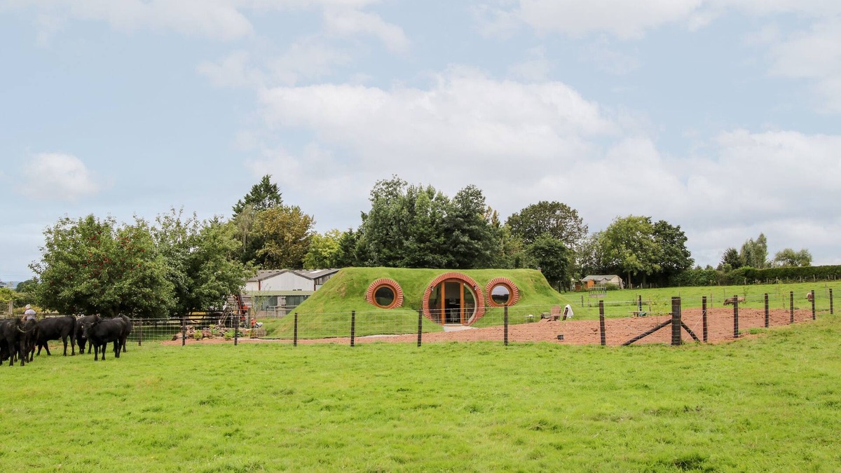 Little Hereford Cottage | SHIRE'S END, romantic, with a garden in Little Hereford