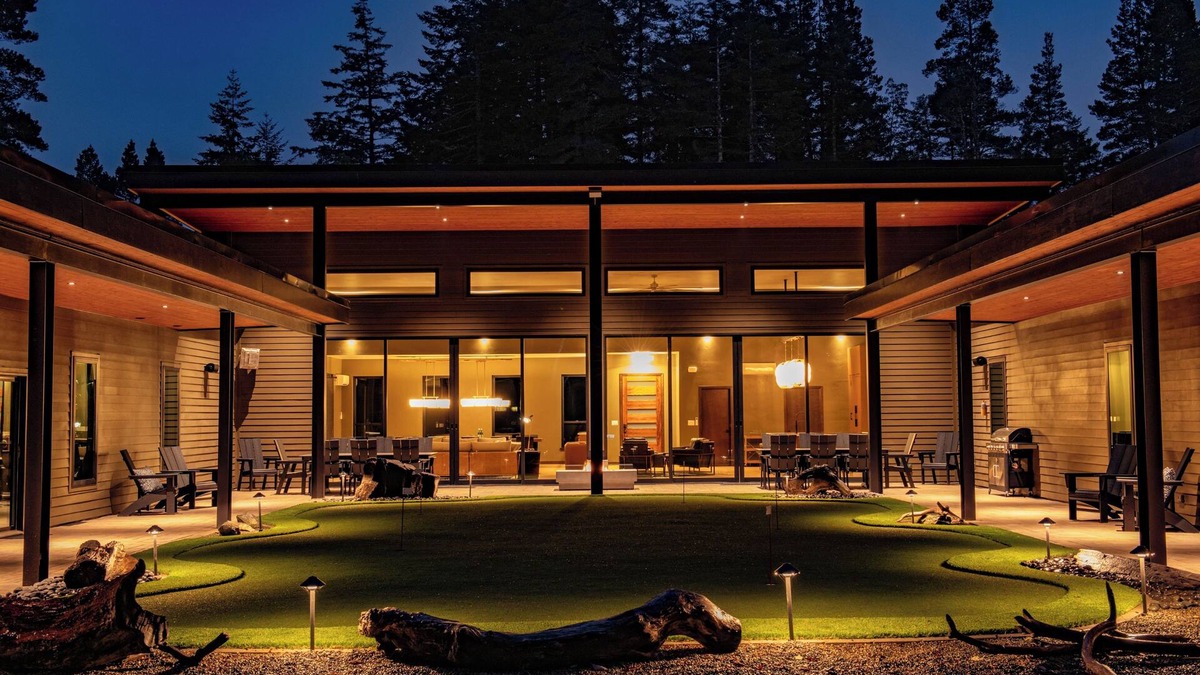 Bandon House | Shirley Woods Golf House, Luxury golf house, putting green, golf simulator, hot tub, sauna