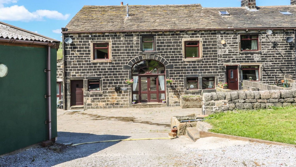 Todmorden Cottage | SHOEBROAD BARN, pet friendly, with open fire in Todmorden