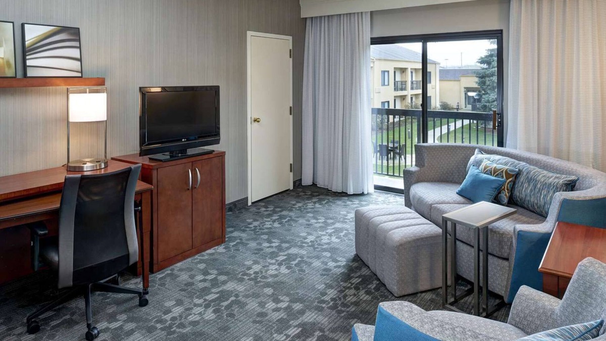 Brookfield Hotel | Shopping and Dining in Village of Wauwatosa! Pets Allowed, Swimming Pool!