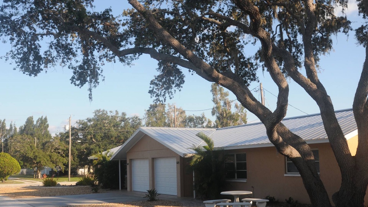 Laurel Villa | SHORE ACRES- Less than a mile to Nokomis Beach