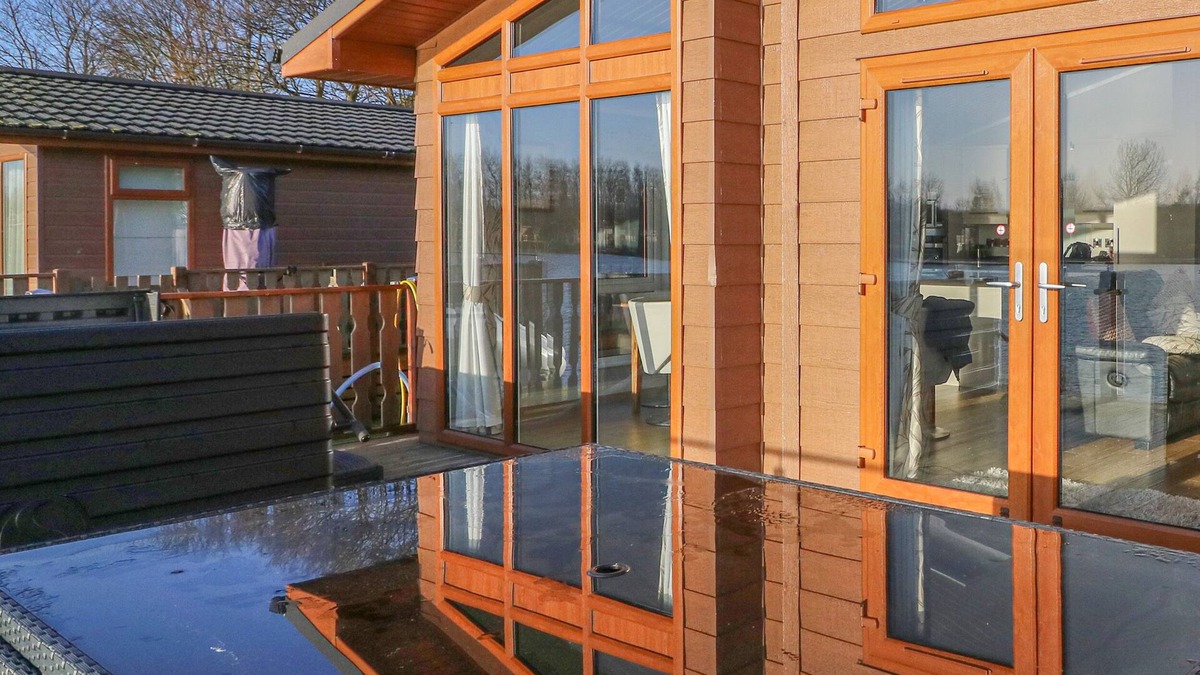 South Lakeland Leisure Village Cottage | SHORE BEATS WORK - CAPENWRAY 10 in South Lakeland Leisure Village