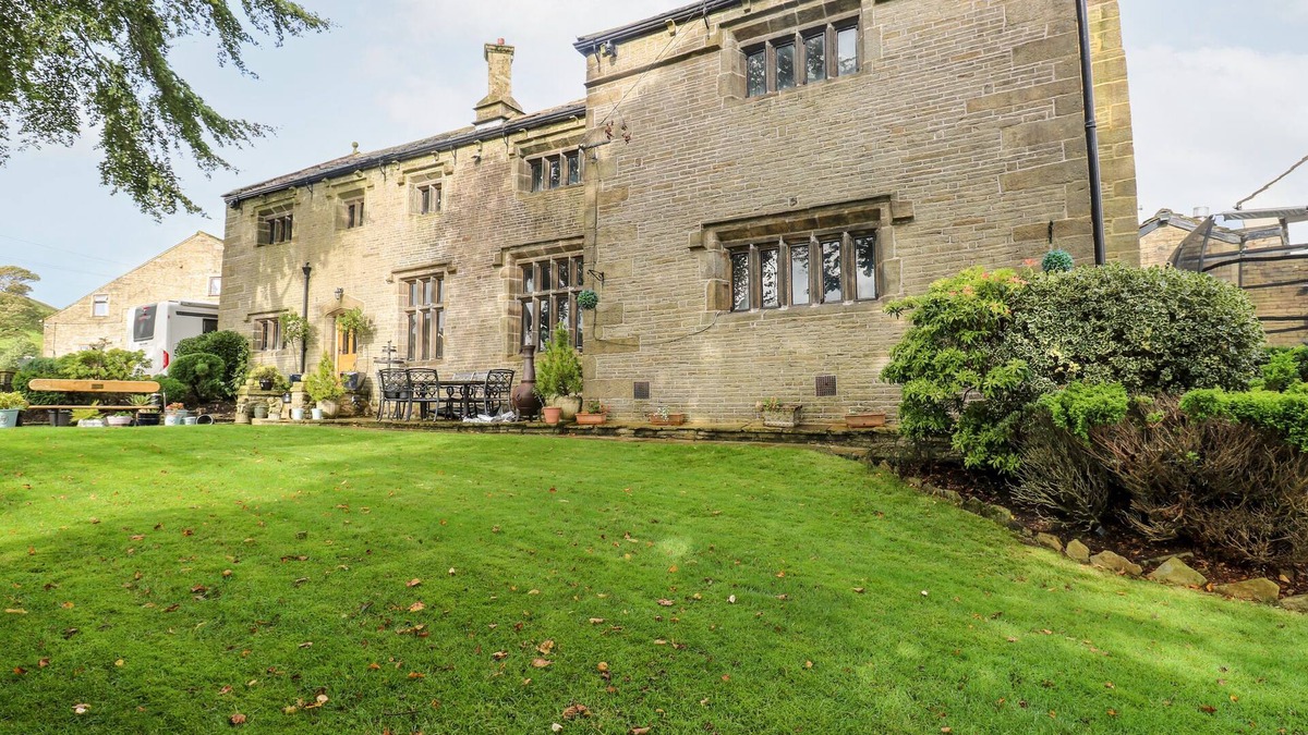 Littleborough Cottage | SHORE HALL, pet friendly, character holiday cottage in Hebden Bridge