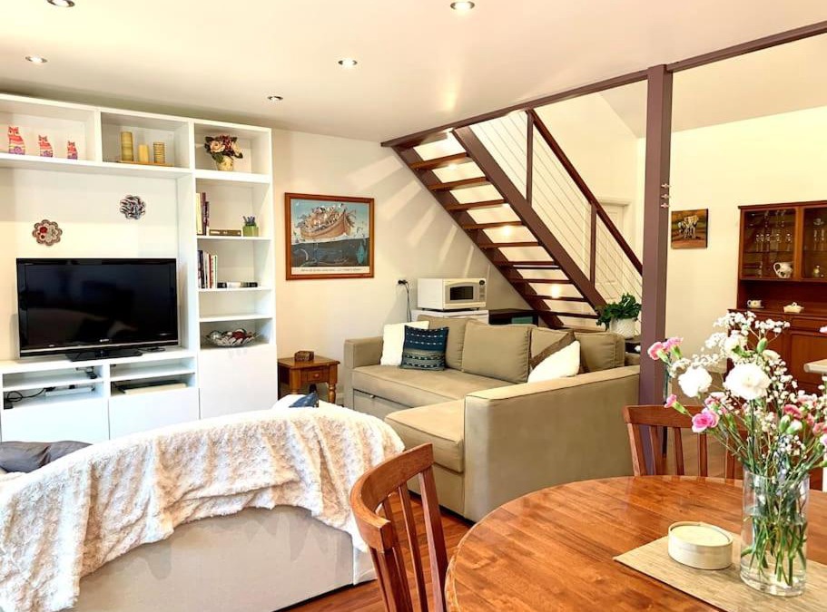 Henley Beach Apartment | Shore to Please 1 bdrm loft apt Beach Wifi