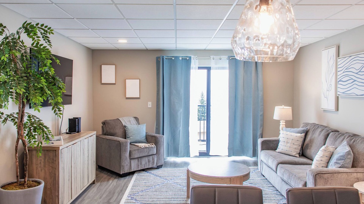 East Hillside Apartment | Shore View Haven | In the Heart of Downtown
