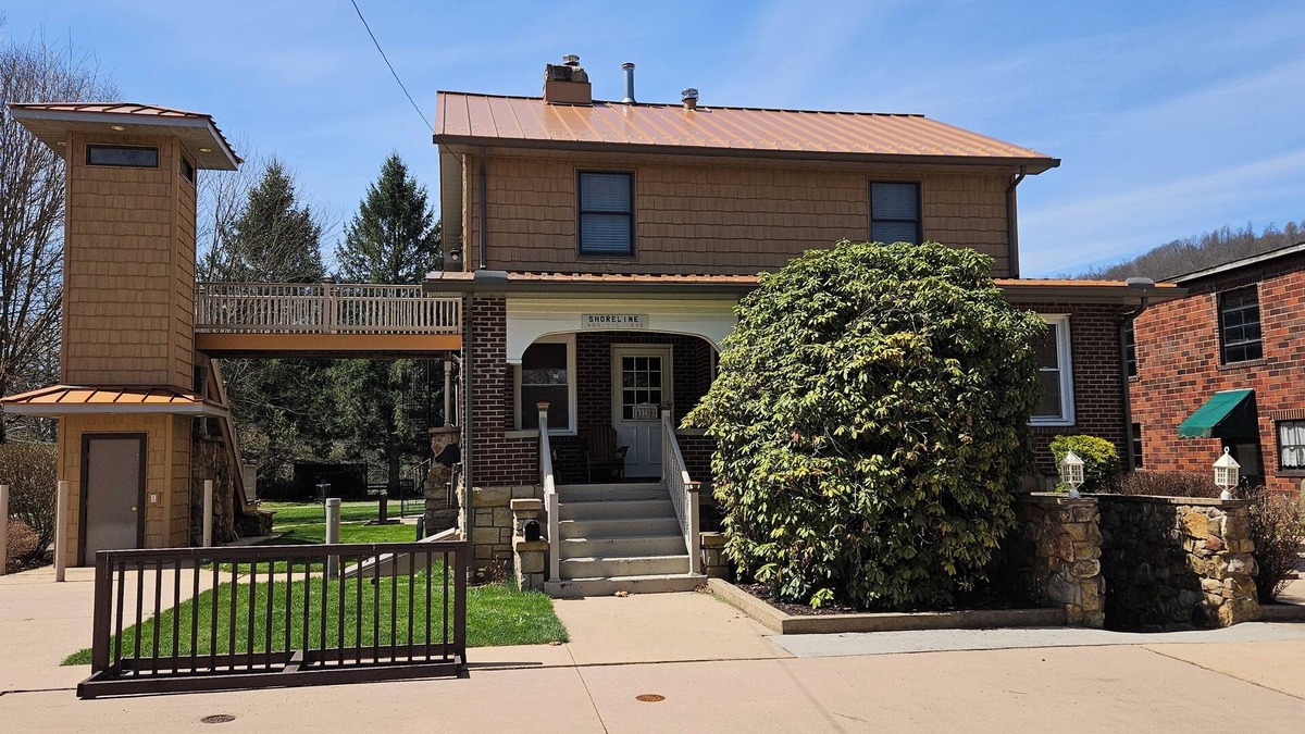 Confluence House | Shoreline Estates - Two Double Beds