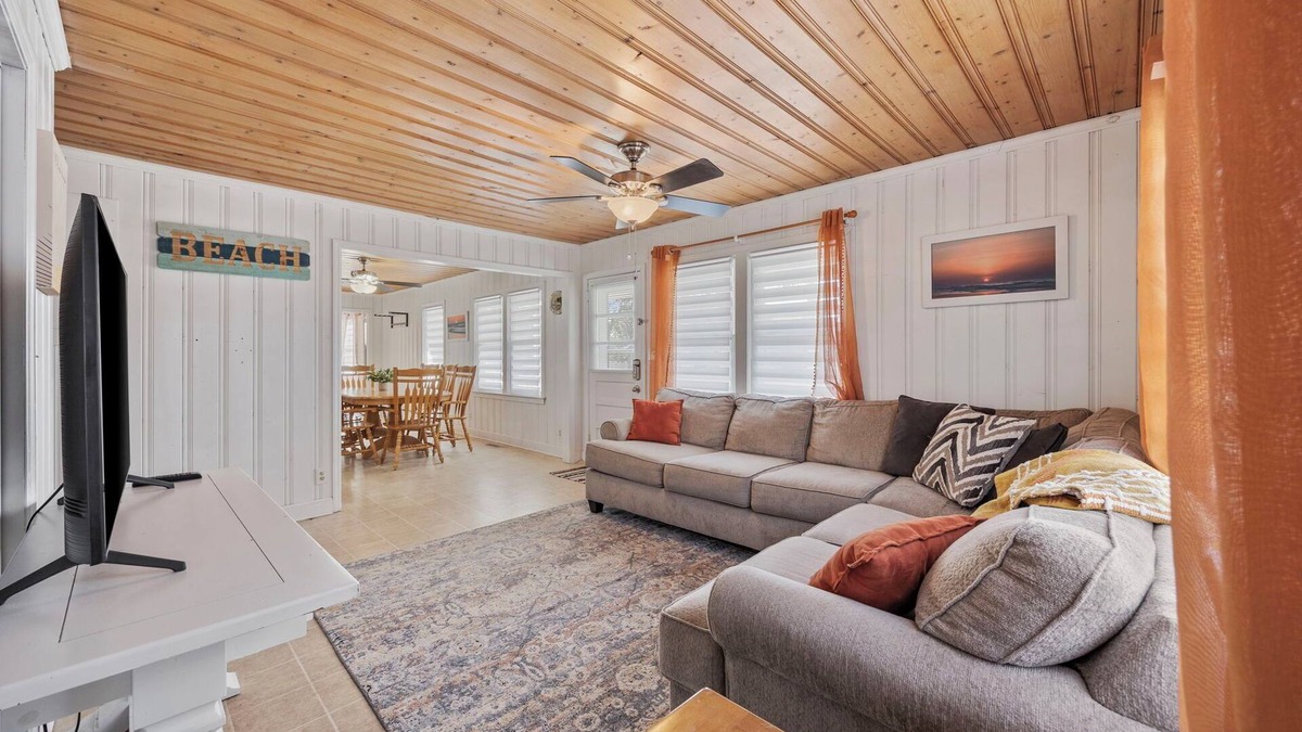 Atlantic Beach House | Short 1/4 mile walk to beach access in beautiful North Myrtle Beach!