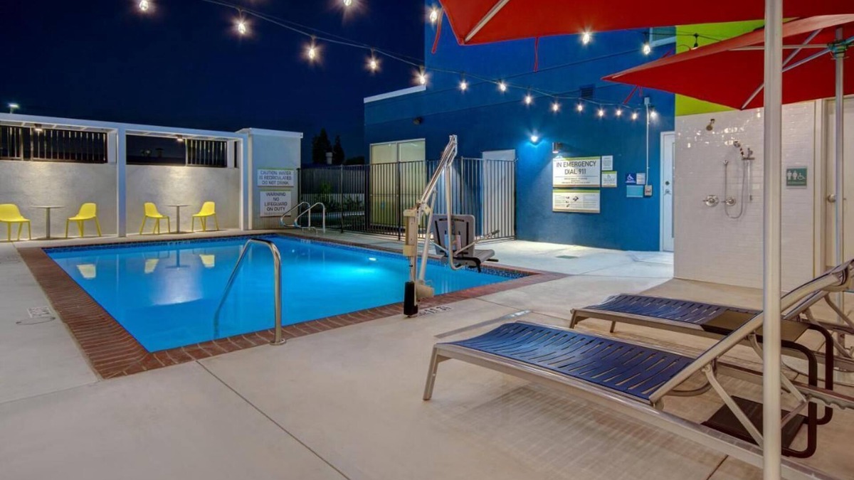 Garden Grove Hotel | Short Drive to Angel Stadium of Anaheim! Onsite Parking and FREE Breakfast!