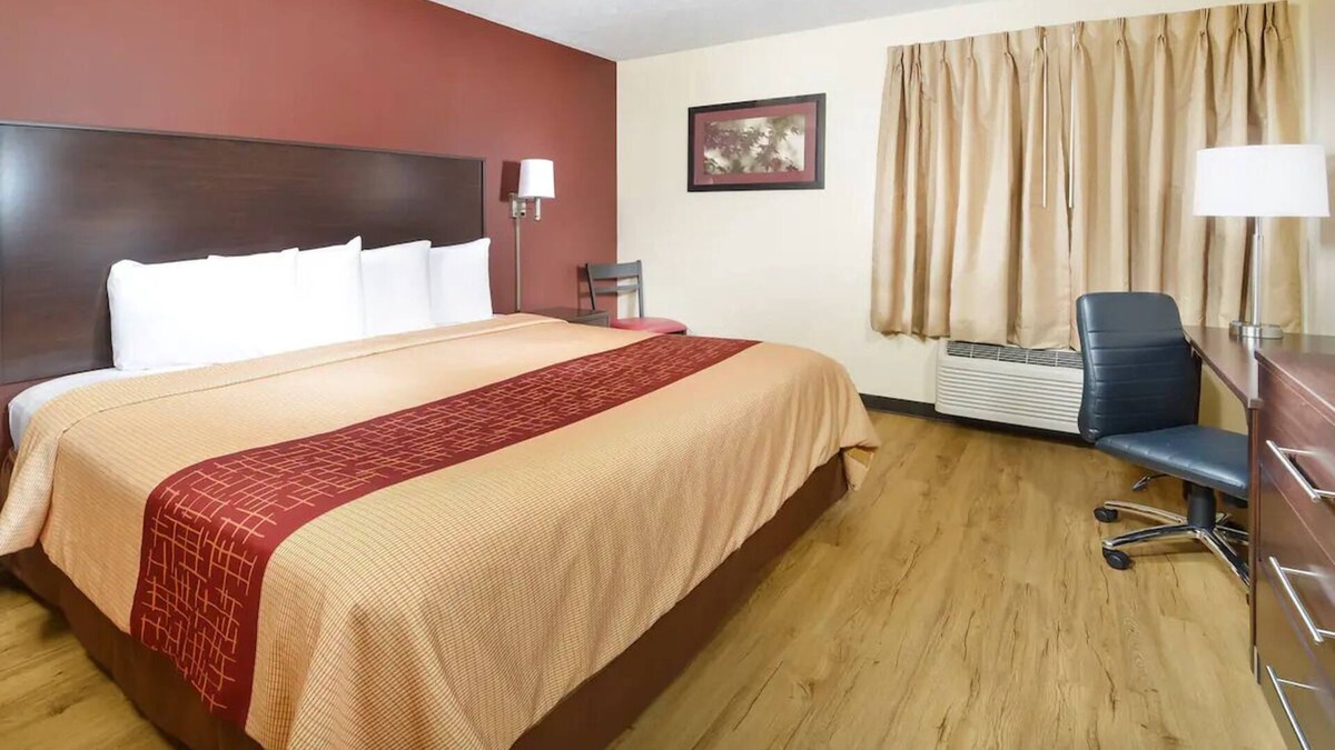 Paducah Hotel | Short Drive to Harrah’s Metropolis Casino! Free Parking, Pets are Welcome!