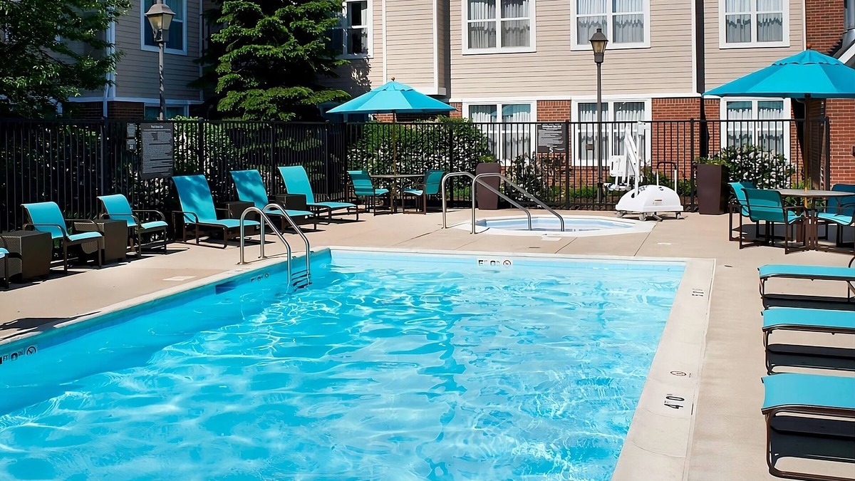 Waukegan Apartment | Short Drive to Independence Grove Forest Preserve! Free Breakfast, Outdoor Pool