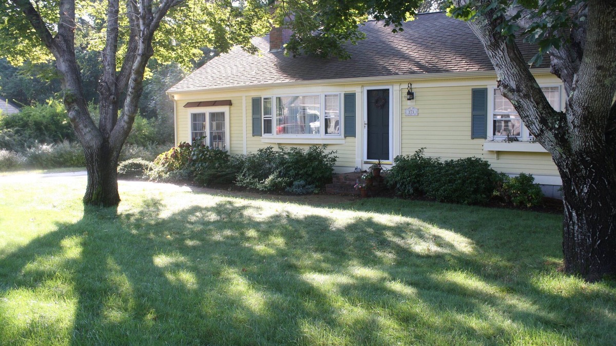 Dennis House | Short drive to Mayflower Beach