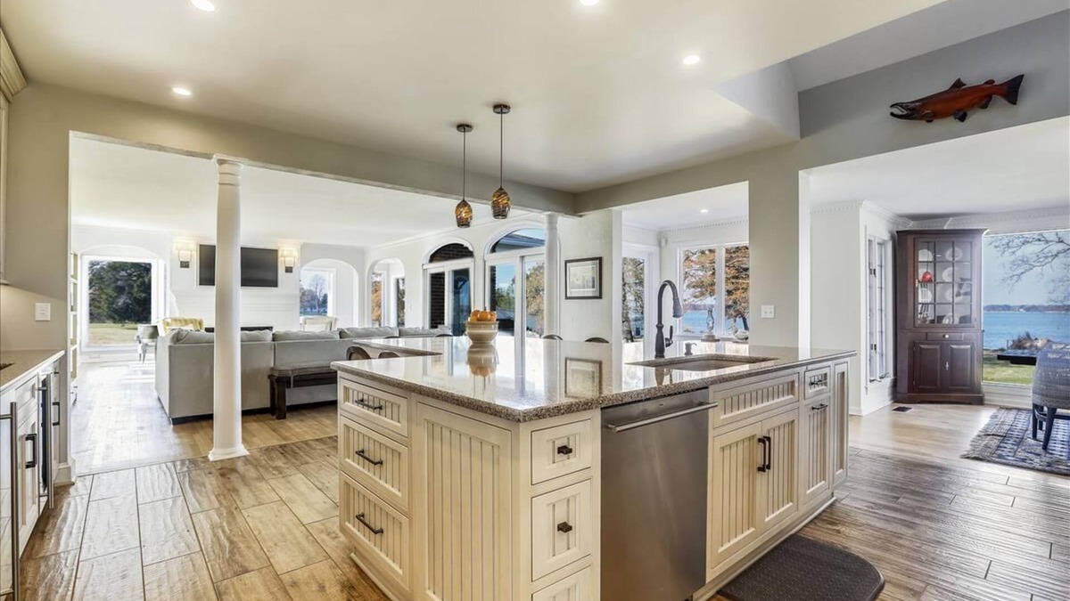 Secretary House | Short drive to Downtown Cambridge | Private Dock | Sleeps 22 | Pool | Hot Tub |