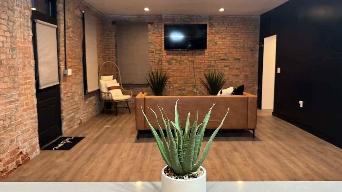 Italian Village House | Short North - Convention - King Bed - Parking Free
