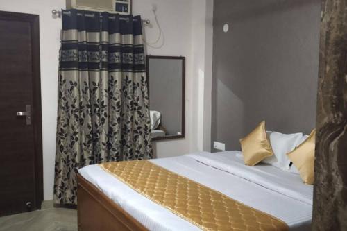 Saket Apartment | SHORT STAY 3BHK Serviced Apartment (LIFT+Kitchen+3 nights min stay) E Block Saket