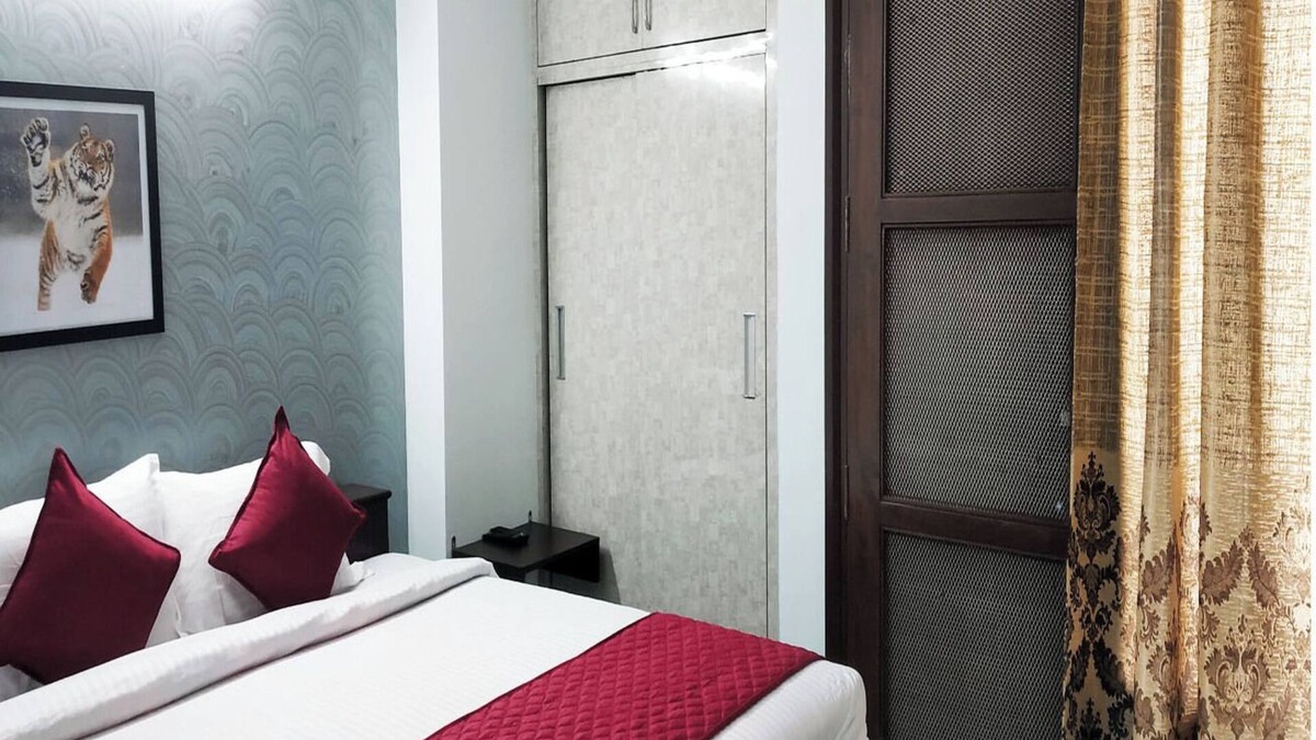 Saket House | Short Stay In Saket (2BHK Near Max with LIFT)