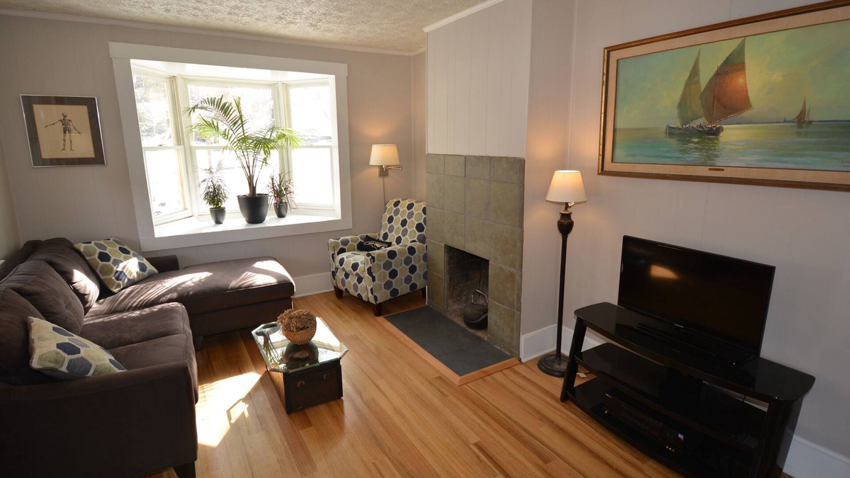 East End - Valley Street House | Short Walk Downtown - Stylish and Bright - Private Hot Tub