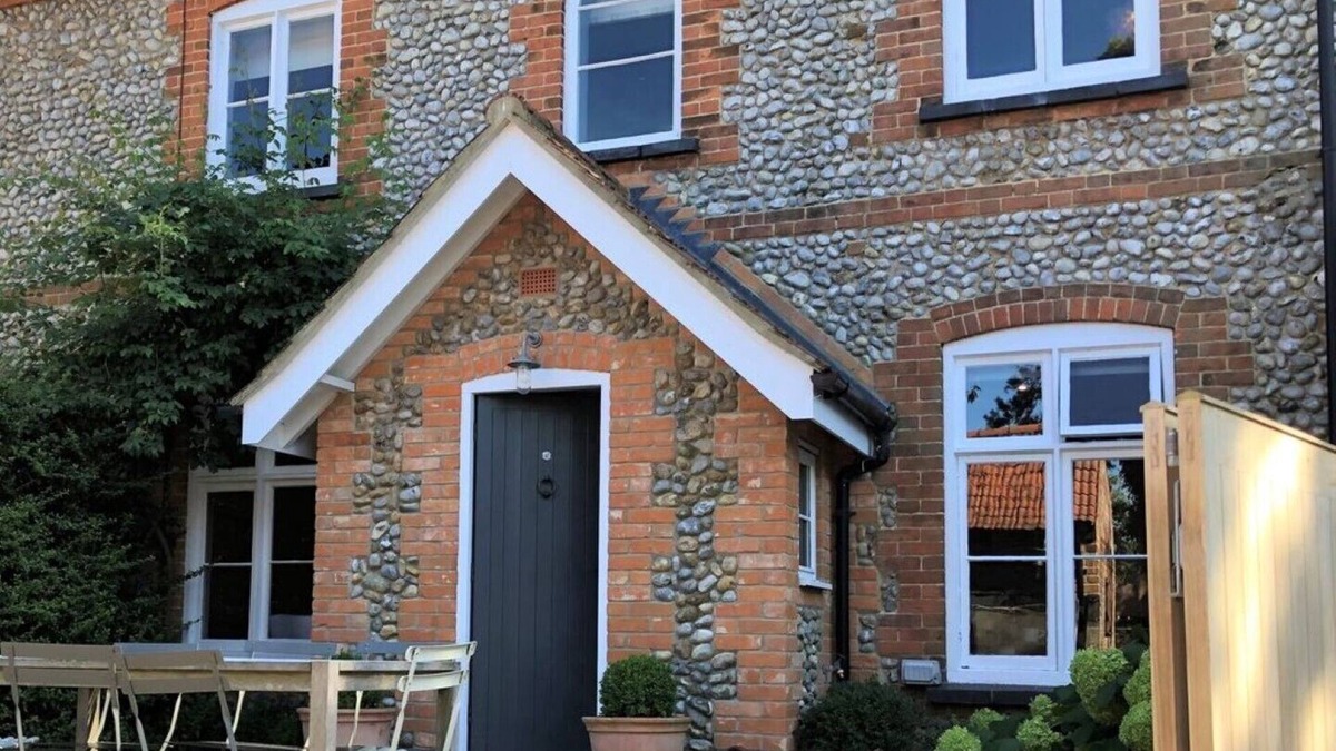Holt House | Short walk to Holt - lovely cottage with annexe, parking & private lawned garden