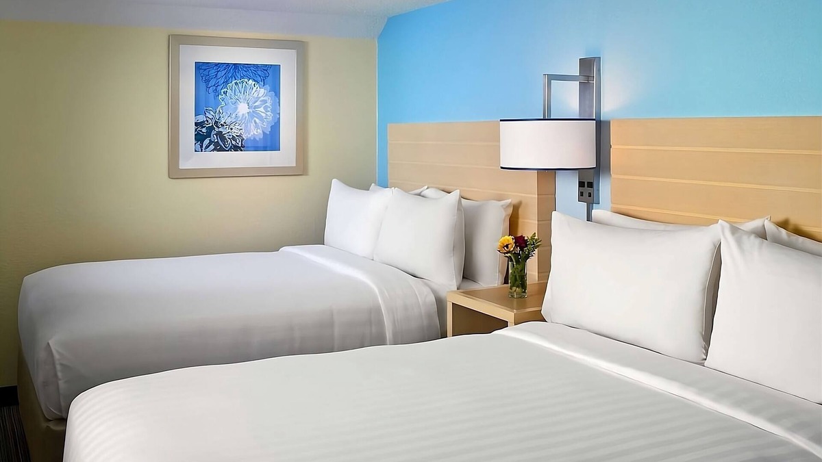 Middleburg Heights Hotel | Short Walk to Lake to Lake Western Trail Head! 2 Spacious Units W/Full Kitchen