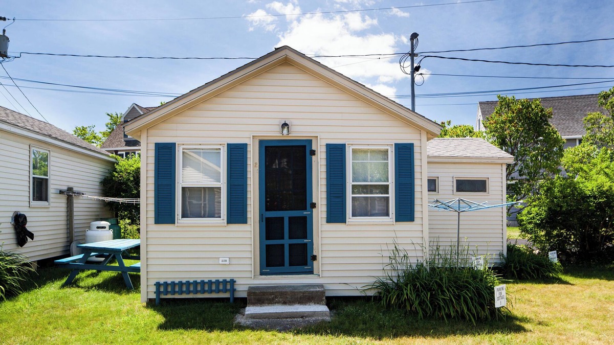 York Beach Cottage | Short walk to Short Sands and Long Sands Beaches! Affordable vacation in York!