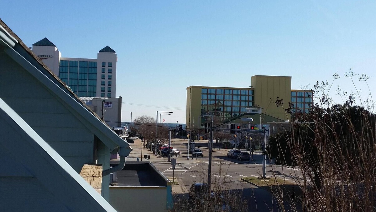 Northeast Virginia Beach Condo | Short Walk to the Beach. Great Area Of Town!