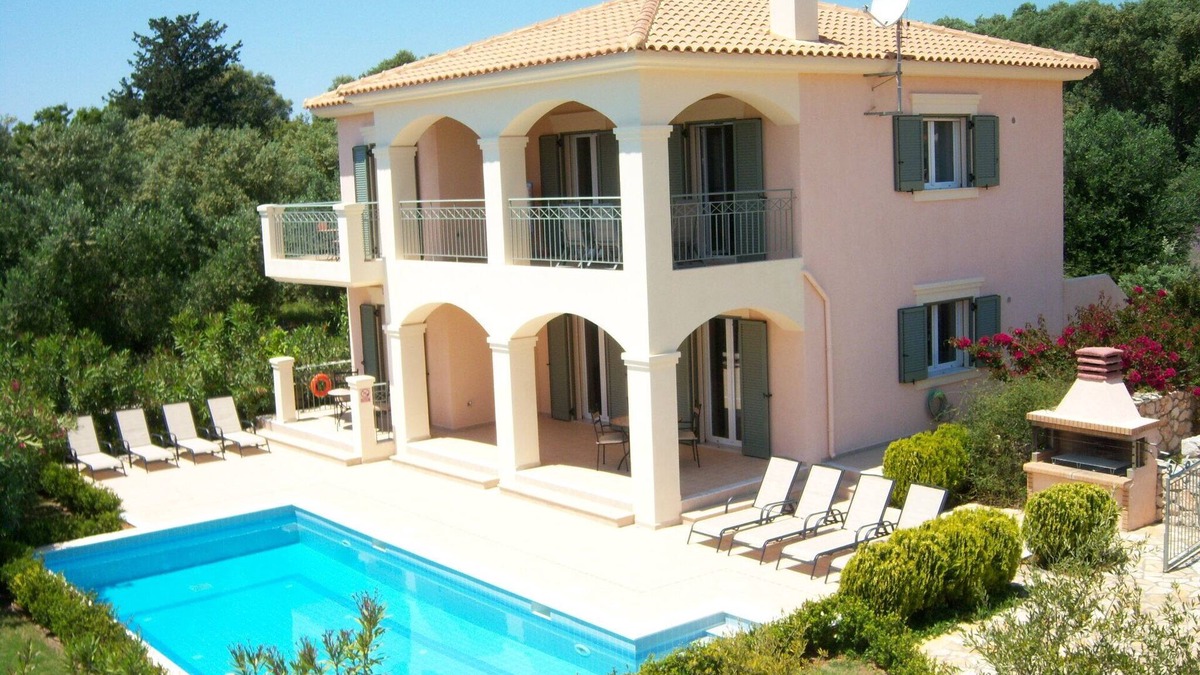 Pesada Villa | Short walk to the beach ,Four bedrooms four bathrooms sleeps 8