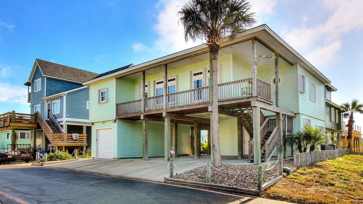 Port Aransas House | Short walk to the beach ~ Spacious house ~ Golf Cart