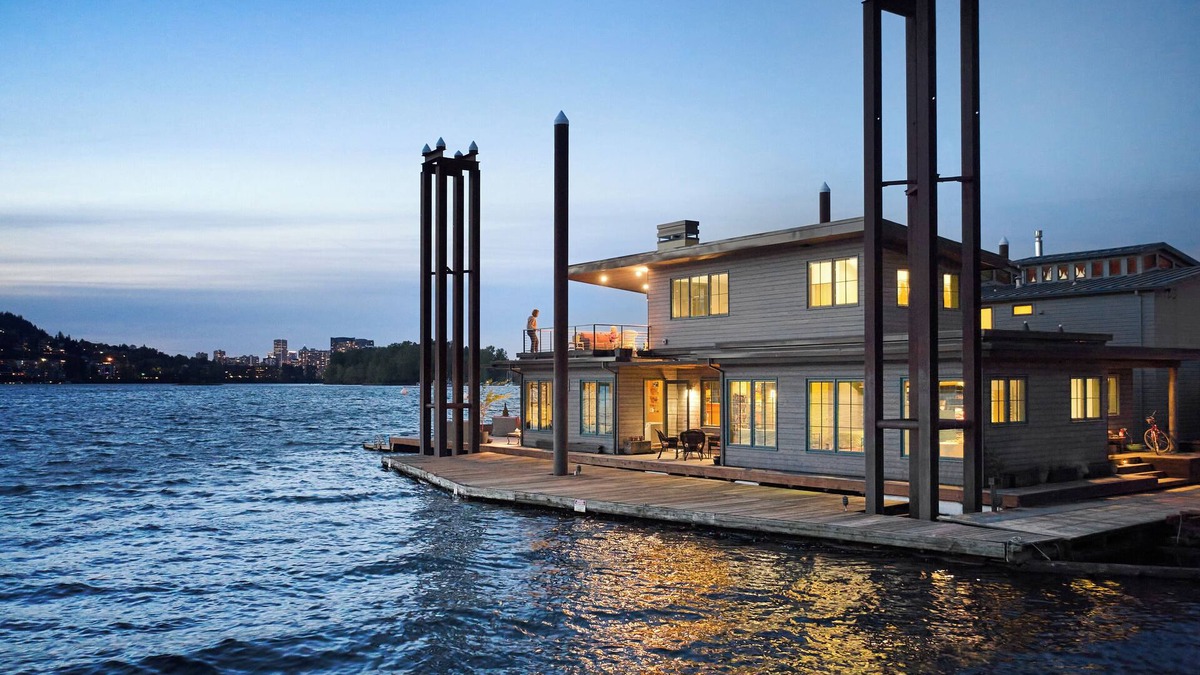Sellwood-Moreland Boat Rental | SHOWSTOPPING floating home on the Willamette River with stunning views.