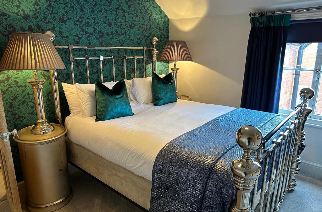 Shrewsbury House | Shrewsbury Townhouse - Free Parking