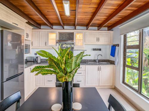 Umhlali Beach Apartment | Shrimp Lane Cottages, Sea Wood Chalet