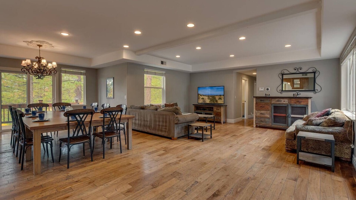 Black Bart House | Shuffleboard Table, Spa, Pool Table, Foosball, 5 mins to Heavenly, Lake, Casinos: Black Bart Estate