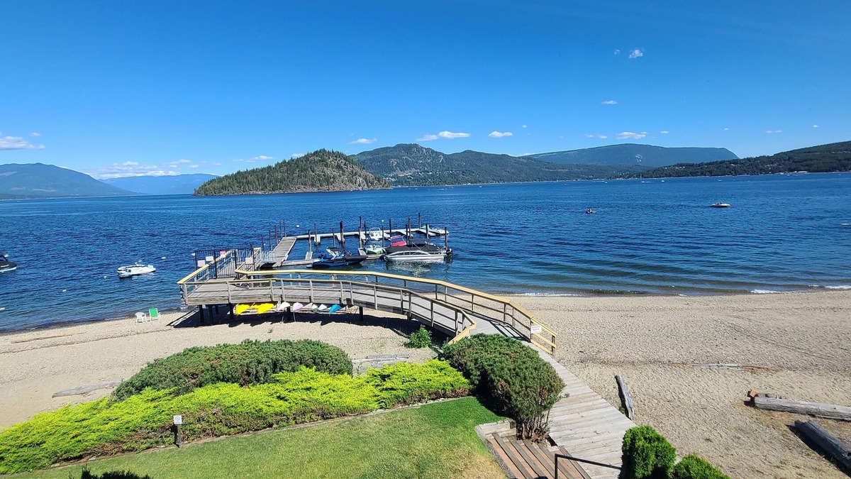Scotch Creek House | SHUSWAP LAKE SHUSWAP BEACHFRONT BY THE PARK BOAT SLIP PIER DOCK TOWNHOUSE WIFI
