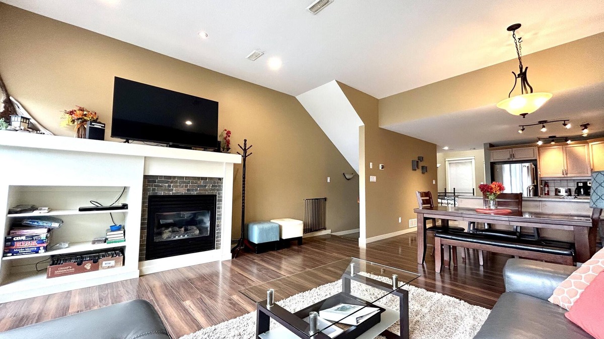 Scotch Creek House | Shuswap Lakeside Retreat - Waterfront - Shuswap Vacations and Sledding Accommodation