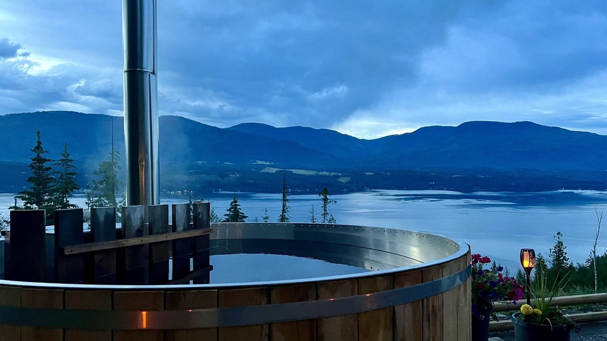 Blind Bay Cottage | Shuswap Sky Dome With wood Burning Hot Tub & Cozy Fireplace