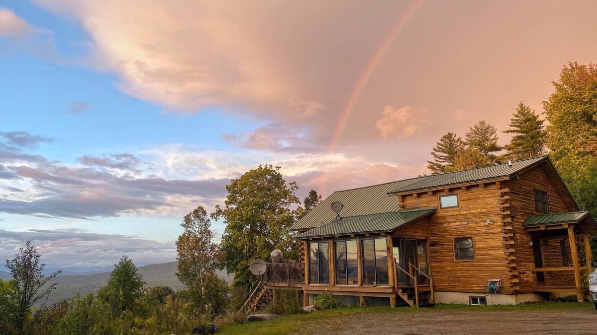 Dalton Cabin | SI Incredible Views from this log cabin with large deck, huge yard, fire pit, hot tub, dog friendly!