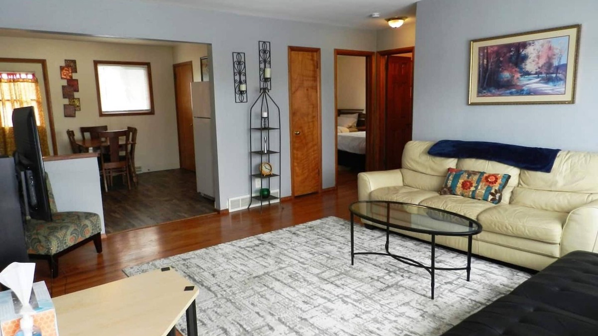 Monona House | Side B-Cute and Comfortable Home near Waterfront