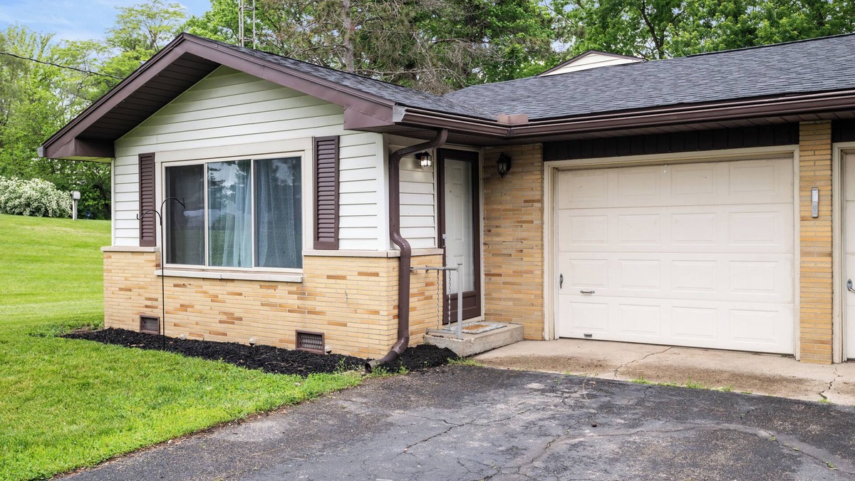 Muncie House | Side B Private Entry Sleeps 6 Kayaks Firepit River Access
