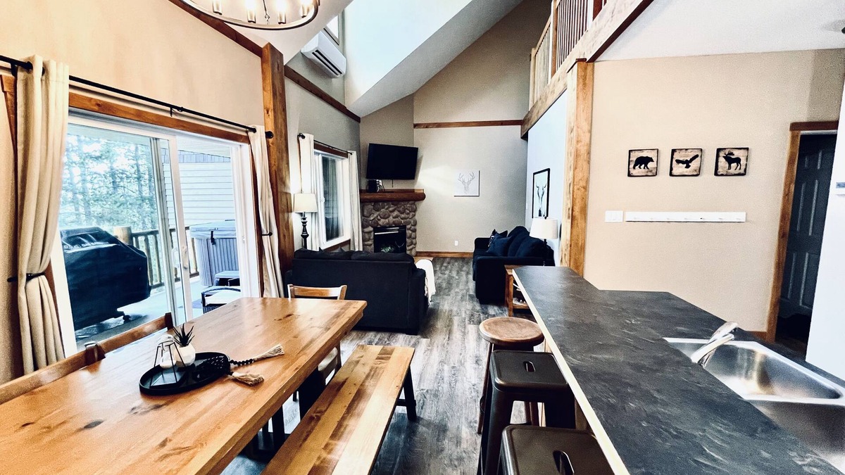 East Kootenay Condo | 🖤Side by Side Ski in/out condos, 6 beds, 6 pullouts, 6 baths, two hottubs, AC 🖤