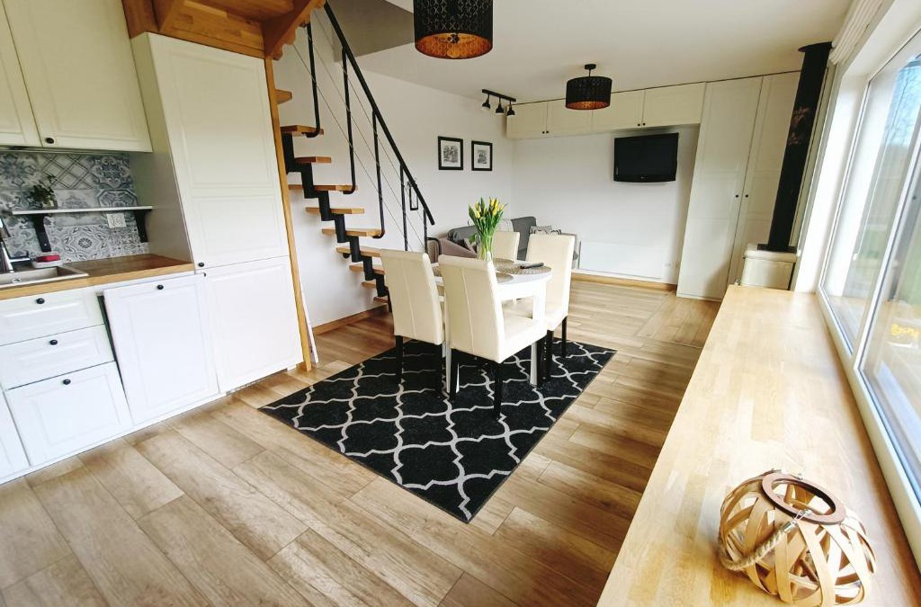 Przywidz House | Siedlisko Dwa Żurawie - Uroczy domek nad stawem, z kominkiem, obok konie