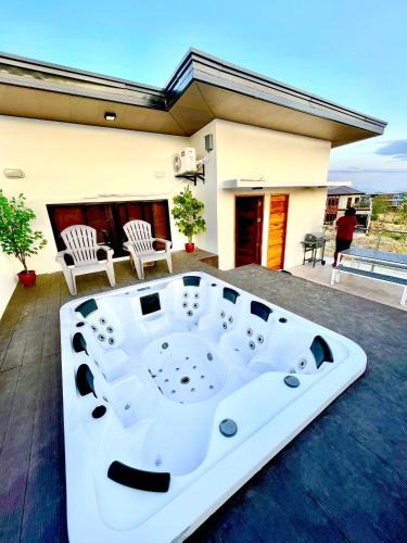 Binangonan House | Sierra Bay View Jacuzzi Overlooking Roofdeck