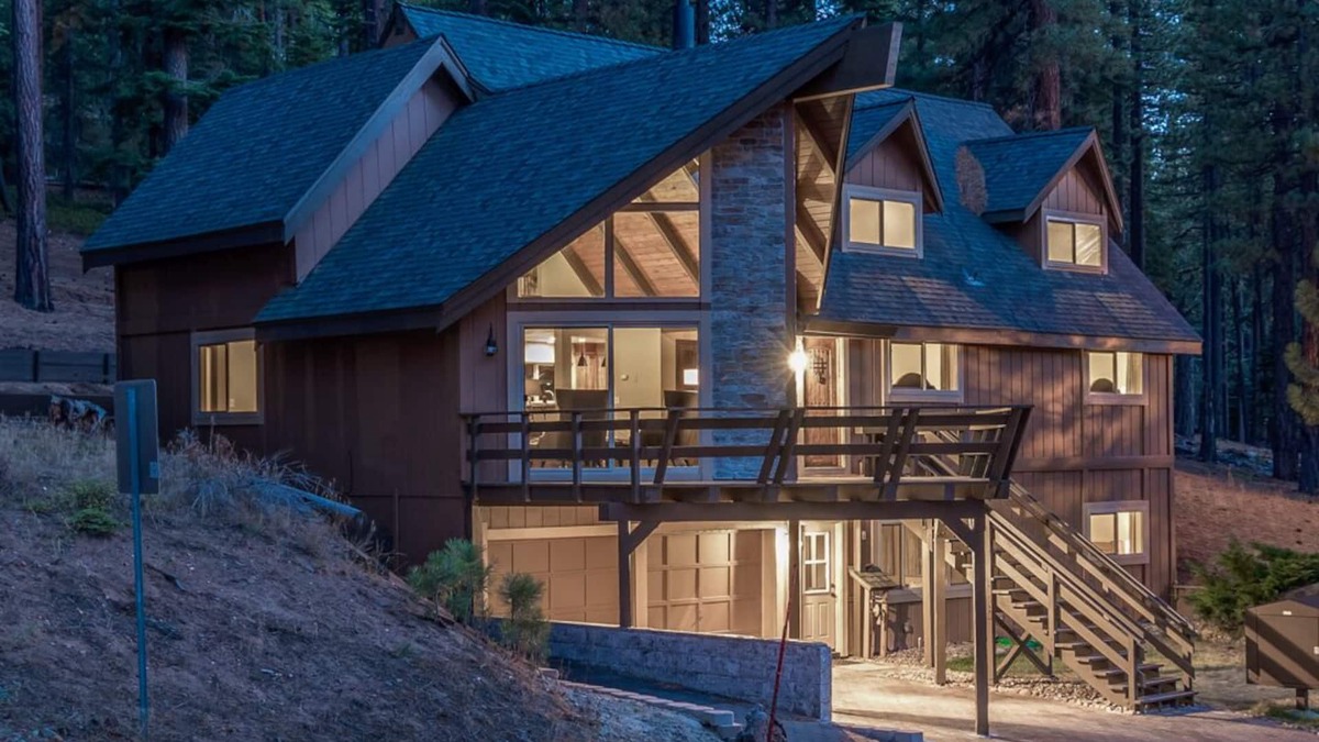Montgomery Estates House | Sierra House Luxury Chalet: 7 Bedrooms, sleeps 14, Hot Tub, Pool Table and more!