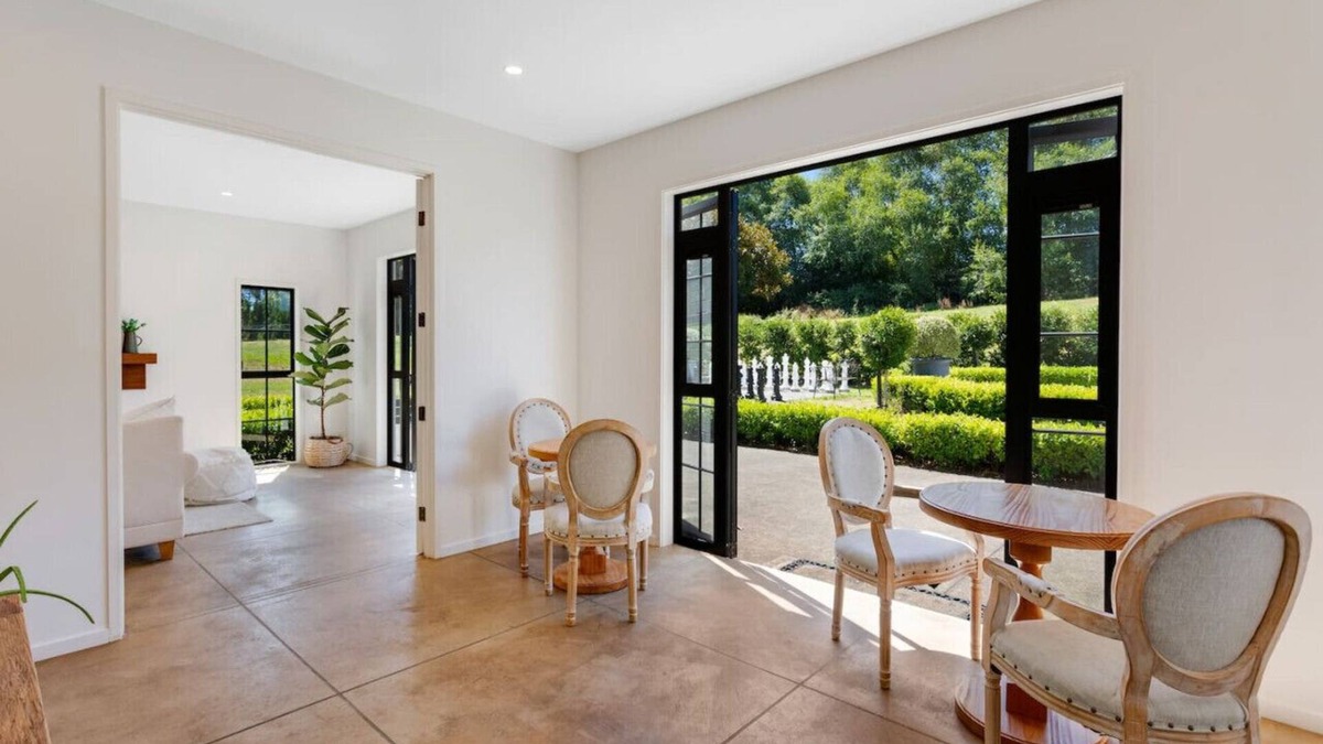 Dairy Flat House | Sierra Sky Manor located in Countryside