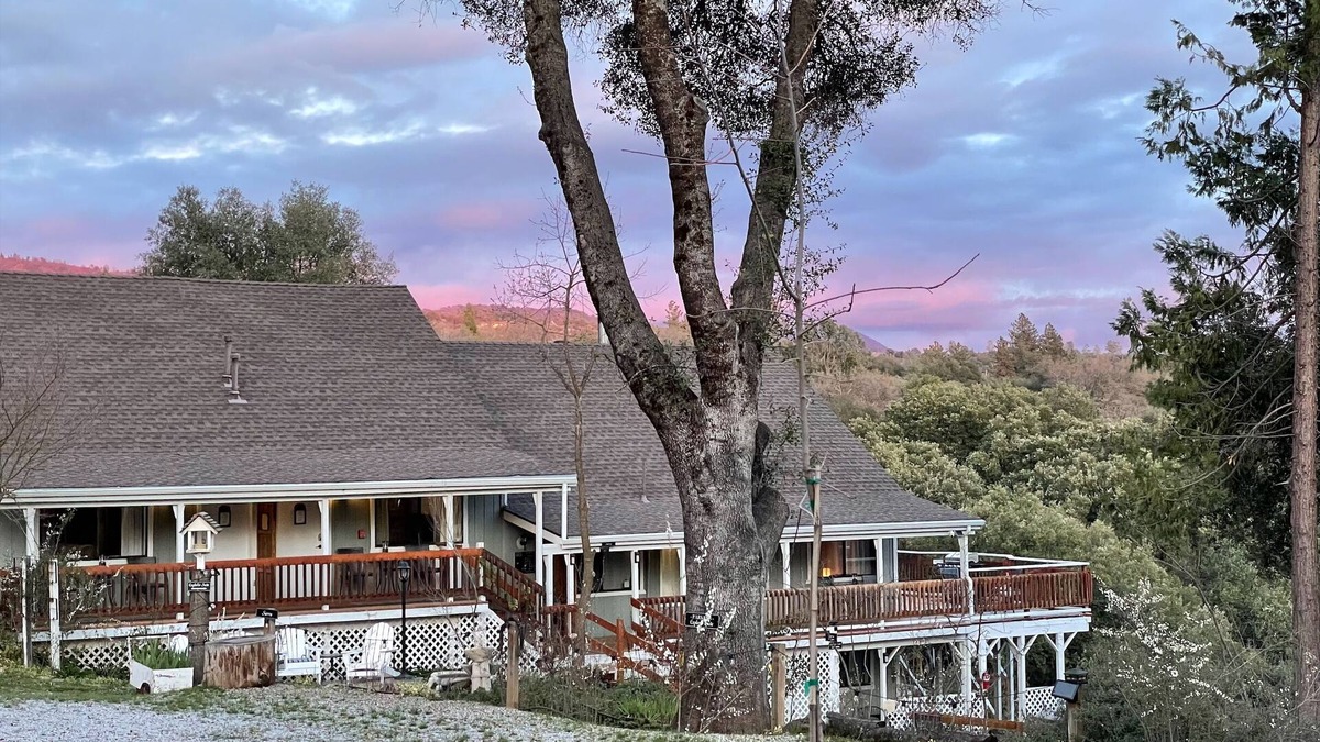 Ahwahnee Cabin | Sierra Suite - Spacious 2 queen suite with amazing views - Sierra Mountain Lodge