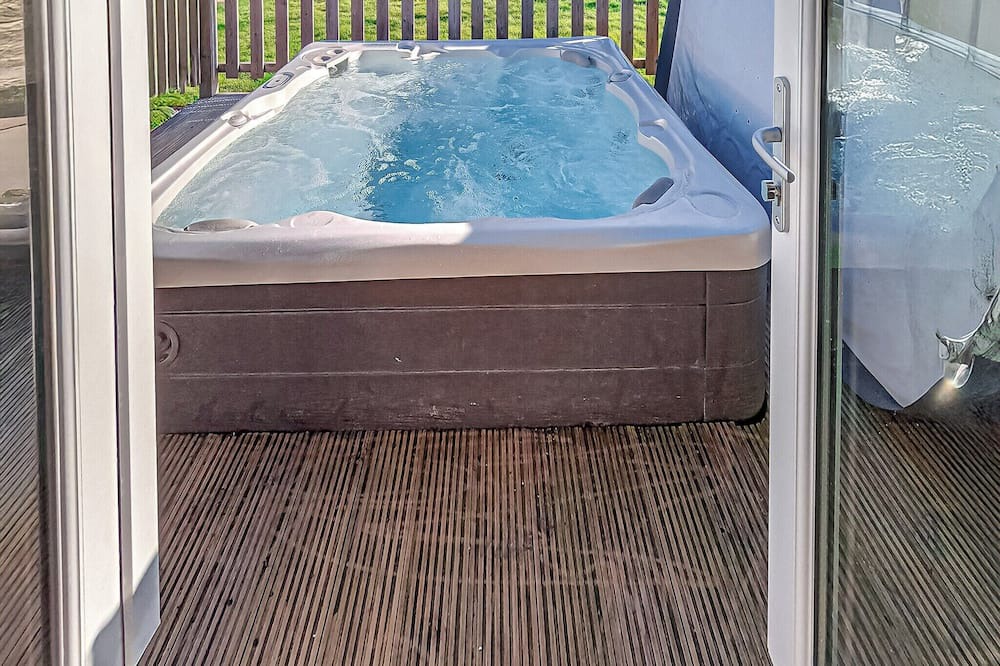 Newbury Ski Chalet | Signature Spa Six Pet